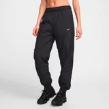 Pantalón largo deportivo Nike Sportswear Classic Wovens de mujer, color negro con logo blanco en el muslo izquierdo.