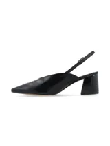 Zapato de cuero negro charol con punta fina, slingback con hebilla dorada y taco geométrico con estampado carey.