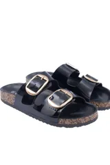 Sandalias plateadas con dos tiras anchas y hebillas plateadas ajustables, con plantilla negra y suela de corcho.
