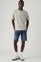 Bermuda de jean de calce slim, color azul medio, con bolsillos delanteros y traseros.