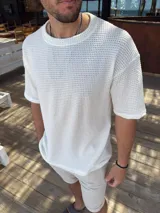 Remera blanca de tejido símil waffle, corte oversize y mangas cortas.