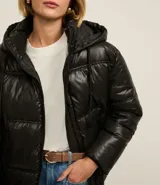 Campera puffer negra con capucha y cierre de cremallera.