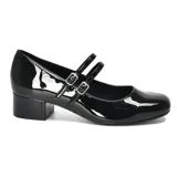 Zapato de charol negro con doble tira sobre el empeine y hebillas plateadas.