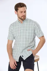 Camisa de manga corta con cuello abotonado y estampado a cuadros en tonos verde y blanco. Hecha en Uruguay.
