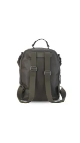 Mochila color verde oliva de símil cuero con textura. Tiene doble cierre superior, dos bolsillos frontales con cierre metálico, asa de mano rígida y correas de galón regulables.