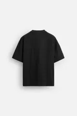 Camiseta negra de corte cuadrado, con cuello redondo, mangas cortas y efecto lavado.