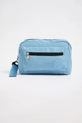 Necesser celeste rectangular de tela acolchada, con cierre superior y bolsillo frontal con cierre. Tiene una correa de mano en un lateral.