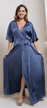 Vestido largo azul de satén, con escote en V cruzado, mangas kimono cortas y lazo en la cintura.