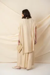 Camisa larga verde salvia de viscosa y tencel, con calce holgado y bolsillos laterales.