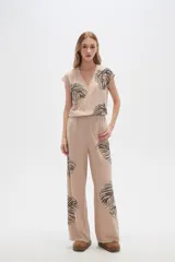 Pantalón ancho de poliamida color azul marino con bordado de hojas color beige.
