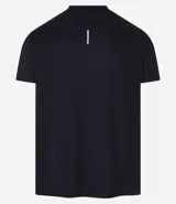 Remera deportiva blanca de poliéster, con cuello redondo, mangas cortas y recortes laterales.