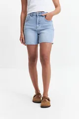 Short de jean celeste de tiro alto con corte ajustado.