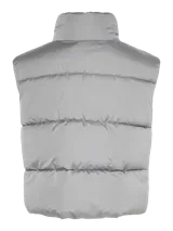 Chaleco puffer color gris con cuello alto, cierre frontal y bolsillos laterales.
