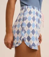 Short de pijama con cintura elástica y cordón contrastante.