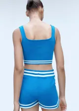 Top tejido de punto fino color azul eléctrico, con tirantes anchos, escote cuadrado y diseño de rayas horizontales blancas.