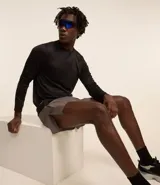 Bermuda deportiva masculina, modelo runner, color gris topo, con cintura elástica y cordón interno. Presenta recortes laterales y bajo redondeado.