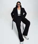 Pantalón de vestir negro, corte recto, con bolsillos tipo cuchillo y confeccionado con viscosa certificada.