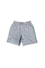 Short deportivo gris con cintura elástica y logo bordado en rojo en la pierna izquierda.