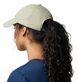 Gorra de béisbol color beige con logo de Columbia bordado en gris. Cuenta con tecnología Omni-Freeze ZERO™ para enfriamiento superior y Omni-Wick™ para absorber la humedad.