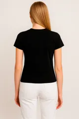 Remera gris con estampado de una estrella con animal print.