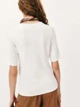 Blusa azul marino de tejido de punto, con cuello redondo y mangas cortas.