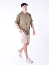 Camisa verde militar de manga corta con cuello clásico y cierre frontal con botones.