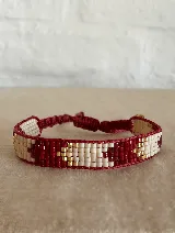 Pulsera tejida con cuentas miyuki originales en tonos rojos, bordó, beige y dorado. Ajustable con hilo bordó.