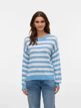Sweater tejido de punto con rayas horizontales anchas en color celeste y blanco, cuello redondo y mangas largas.