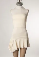 Vestido corto marrón con escote strapless y falda con volados. Incluye cinturón negro con tachas.