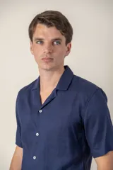 Camisa blanca de lino, corte hawaiano, manga corta y cuello solapa.