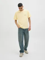 Camiseta color crema con estampado abstracto en la espalda, cuello redondo y manga corta.