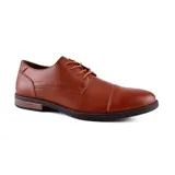 Zapato de vestir acordonado color marrón de cuero liso, con puntera redondeada y suela de goma.