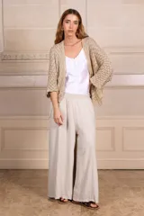 Saco calado de punto color dorado, de mangas 3/4 y talle único.