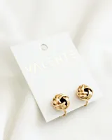 Par de caravanas doradas con forma de nudo.