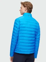 Campera puffer celeste con cierre frontal, cuello alto y logo de la marca en el pecho.