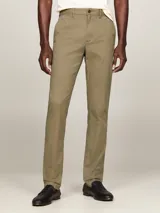 Pantalón chino color caqui de corte slim y pierna recta, confeccionado en sarga de algodón ligeramente elástico.