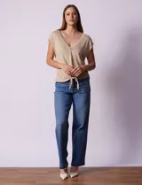 Blusa de modal con estampado de hojas en tonos azulados, escote en V con botones y ruedo anudado.