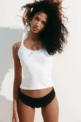 Pack de tres bombachas hipster negras de algodón con cintura estándar, refuerzo interior, cobertura media en la parte de atrás y detalles de encaje en la cintura y las piernas.