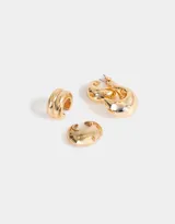 Set de aros dorados con forma de gota y earcuffs plateados.