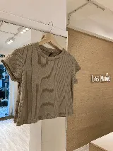 Remera blanca de morley de algodón, básica, de manga corta y corte ajustado.