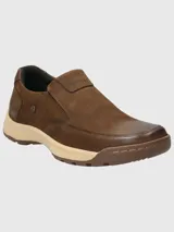 Zapato casual Hush Puppies modelo Consin, color marrón. Fabricado en cuero con cuello acolchado y sistema de calce Slip On. Cuenta con plantilla combinada con BLOOM® (material reciclado de algas estancadas en la superficie del agua) la cual es hipoalergénica.