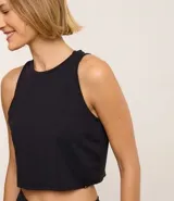 Musculosa deportiva celeste de microfibra texturizada, corte box, cuello redondo y espalda descubierta.