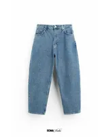 Pantalón de jean celeste, corte ancho y tiro alto.