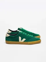 Zapatillas de gamuza verde con logo V en contraste y suela de caucho amazónico.