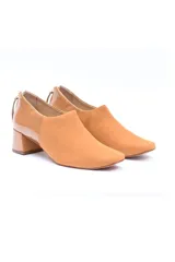 Zapato color camel de cuero Nobuck y Napa, con punta cuadrada, suela laqueada antideslizante, cierre trasero y taco forrado de 5 cm.