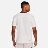 Remera blanca de running Nike Dri-Fit Solar Chase Top, de corte clásico y manga corta, con logo Nike Trail en el pecho.