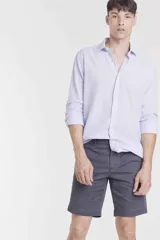 Bermuda de gabardina color gris oscuro, corte chino, con bolsillos laterales y traseros.