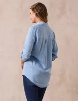 Blusa celeste de lyocell, con cuello con solapa, escote en V y abertura con botones. Mangas ¾ con puño y botón.