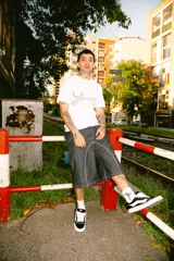 Remera blanca de algodón con estampado negro en el frente.