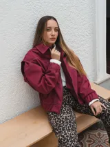 Campera color burdeos con diseño moderno y corte ajustado.